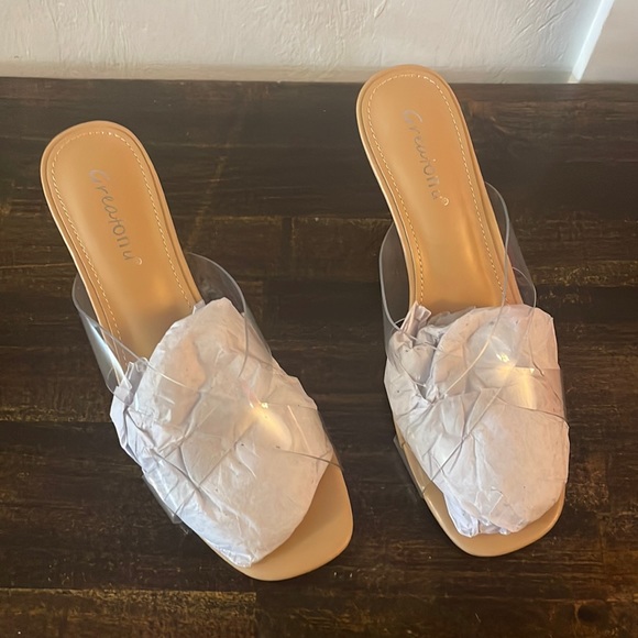 NWT Greatonu Heels - Picture 6 of 6